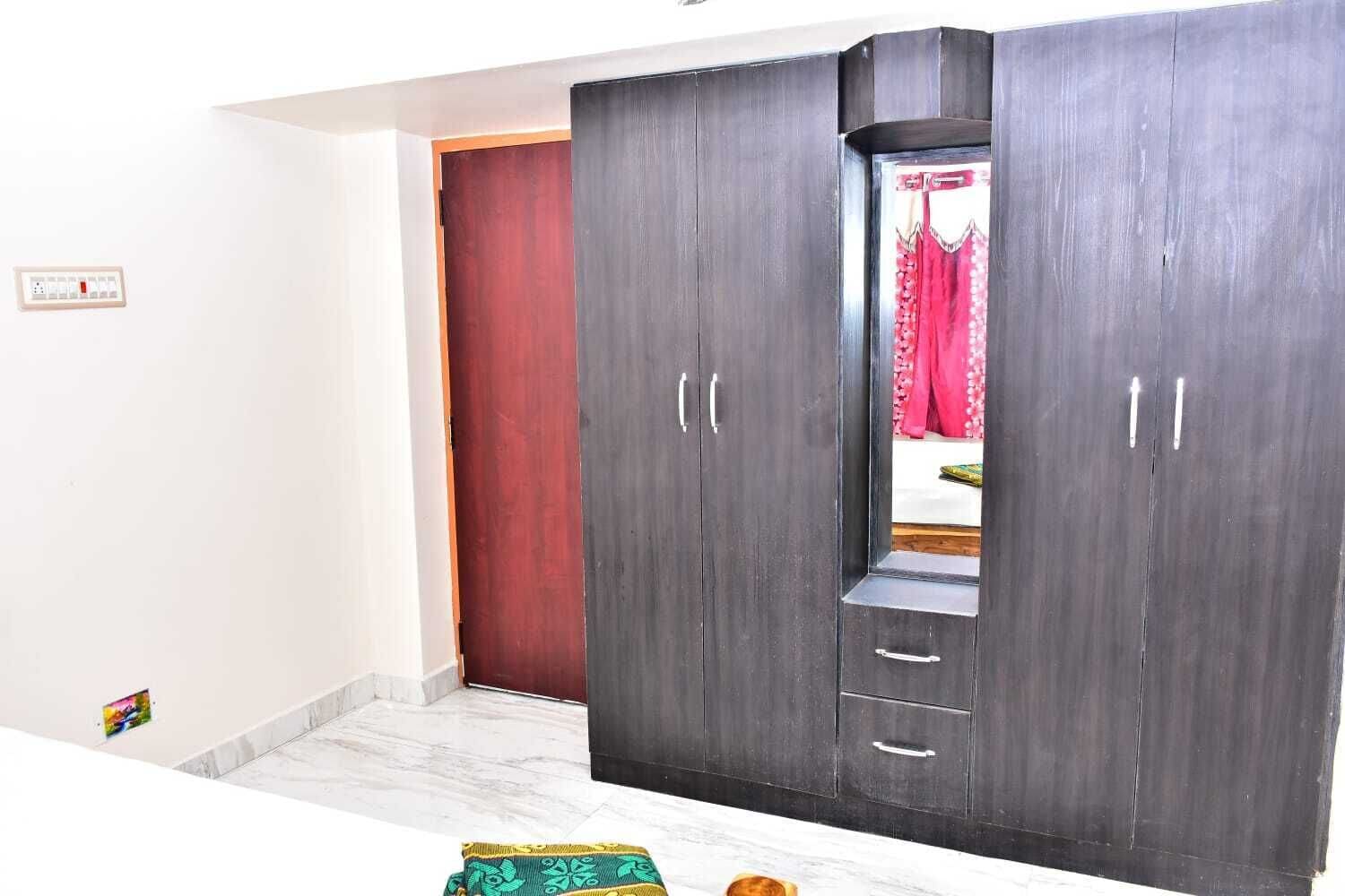 Meja kerja, ruang kerja ramah laptop, dan Wi-Fi gratis