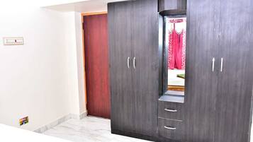 Meja kerja, ruang kerja ramah laptop, dan Wi-Fi gratis