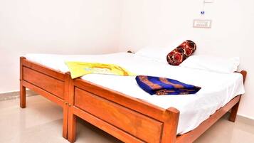 Escritorio, espacio para trabajar con laptop y wifi gratis