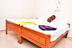 Desk, laptop workspace, free WiFi - Arunai Grand Tiruvannamalai (Tiruvannamalai)