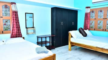 Meja kerja, ruang kerja ramah laptop, dan Wi-Fi gratis