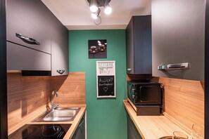 Fridge, microwave, oven, stovetop - 4BNB - Loft del Papa (Rome)