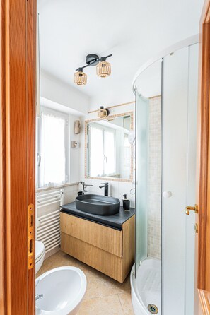 Dusche, Haartrockner, Bidet, Handtücher