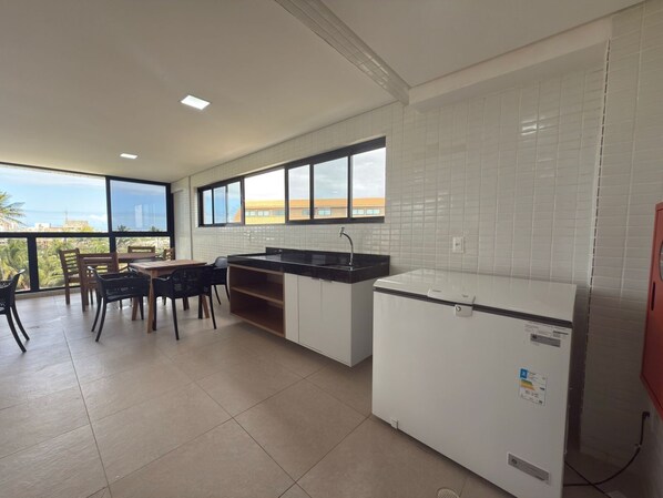 Frigorifero, microonde, forno, pentole/stoviglie/utensili