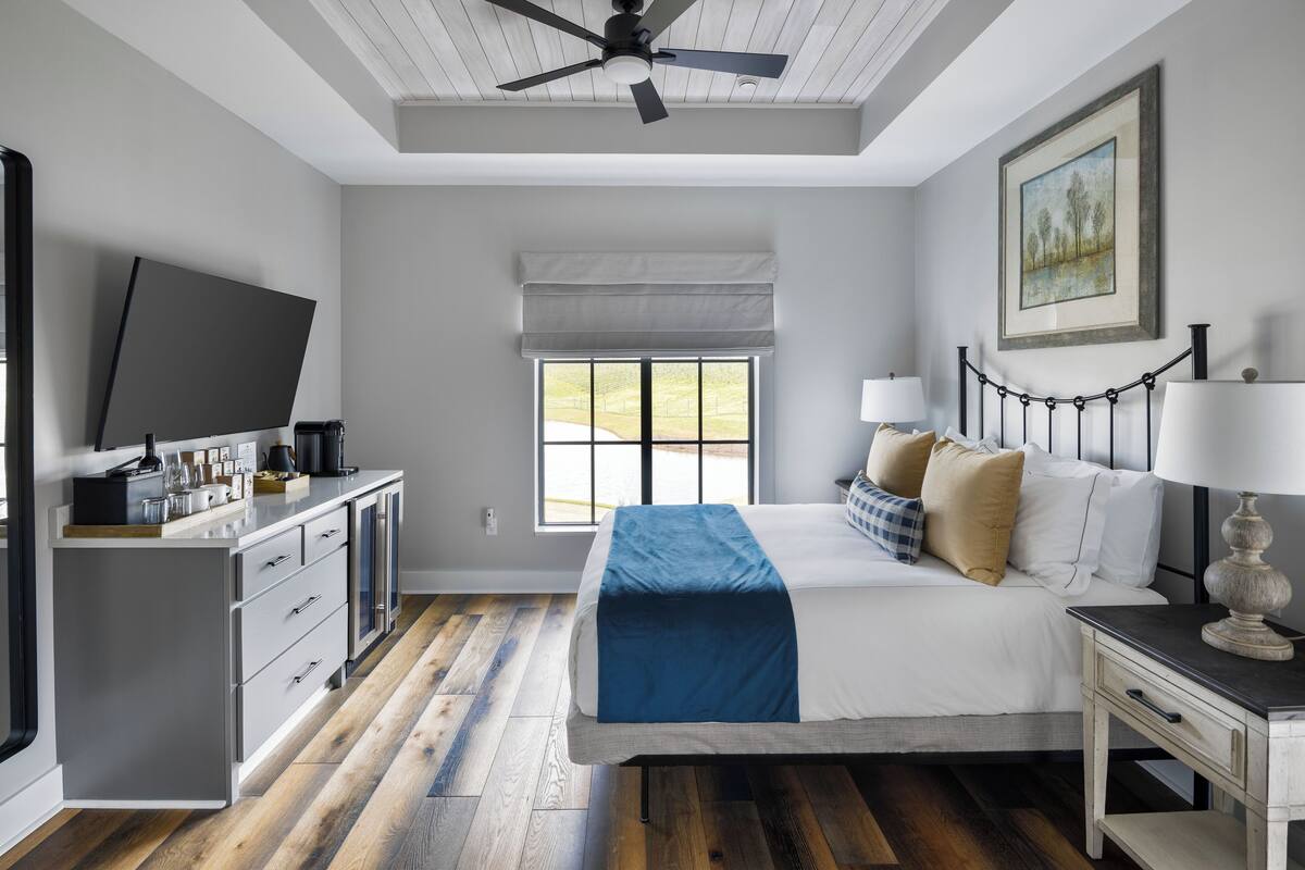 Brankas, tirai kedap cahaya, setrika/meja setrika, dan Wi-Fi gratis