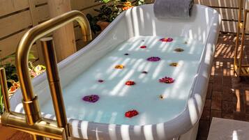 カップル用トリートメントルーム、サウナ、ホットタブ、スチームサウナ、ボディ トリートメント、ホットストーンマッサージ