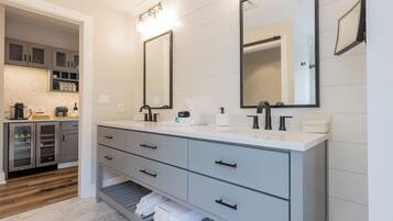 Articles de toilette gratuits, sèche-cheveux, chaussons