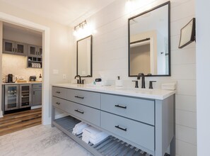 Amenidades de baño gratuitas, secadora de cabello, pantuflas, toallas 