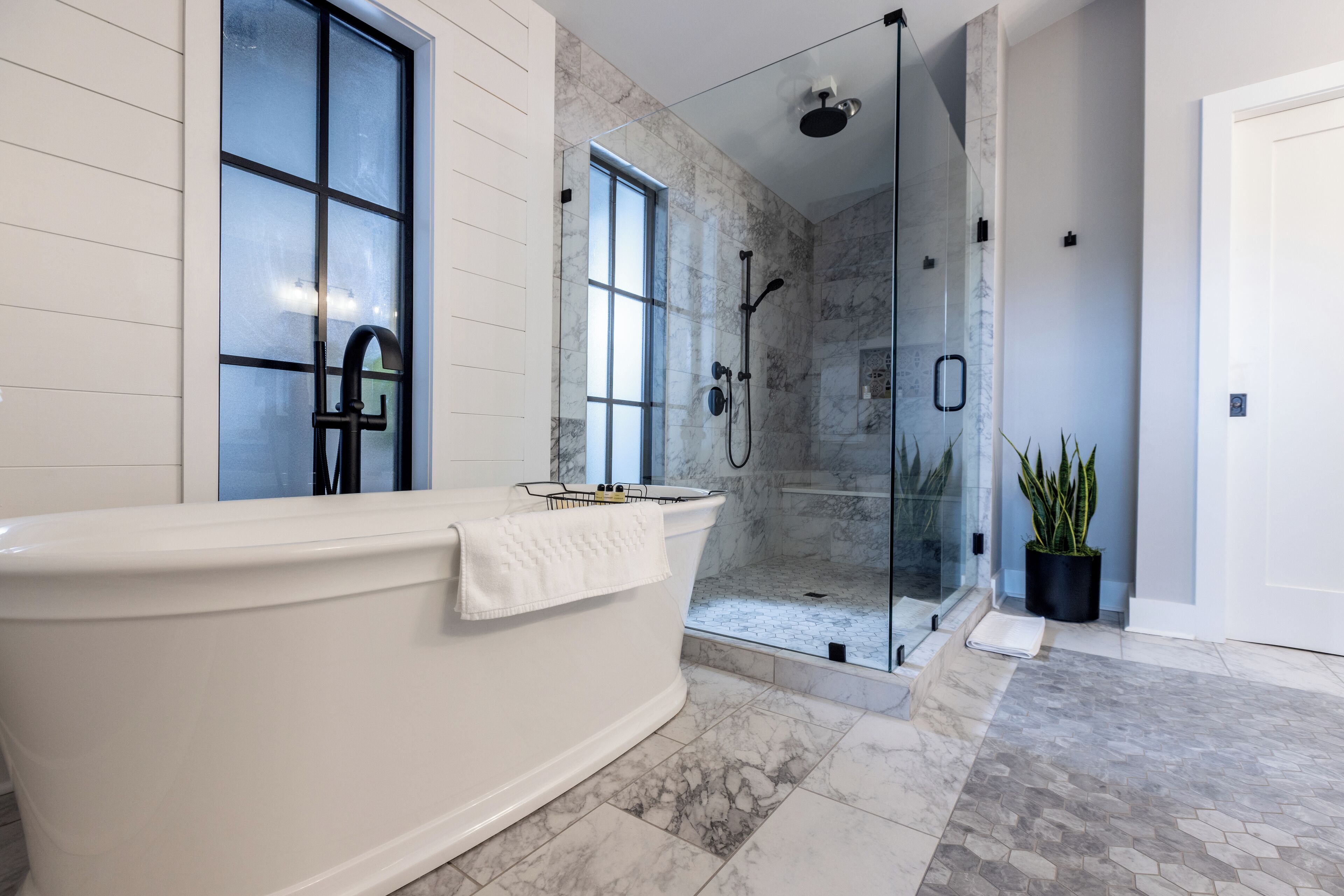 Camera Luxury | Bagno | Set di cortesia gratuito, asciugacapelli, pantofole, asciugamani