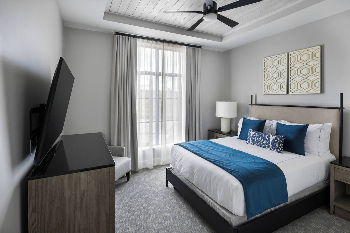 Brankas, tirai kedap cahaya, setrika/meja setrika, dan Wi-Fi gratis