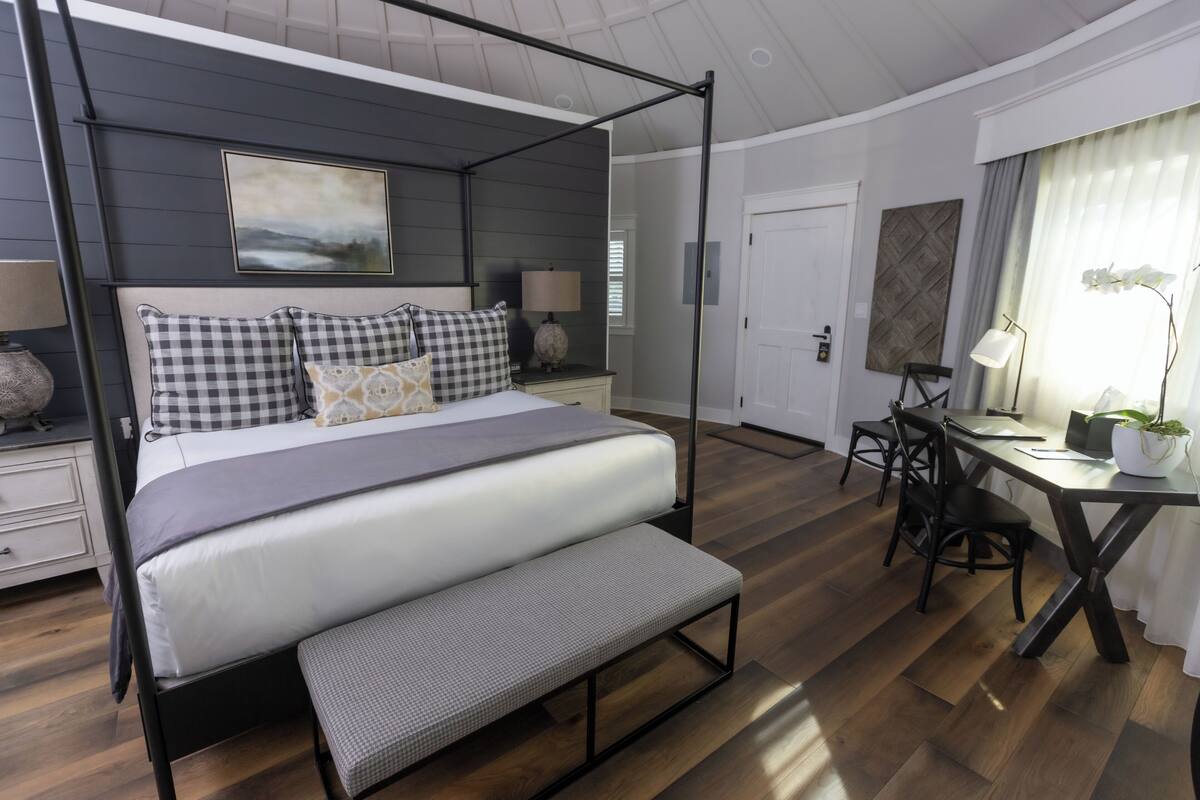 Kabin Premium | Brankas, tirai kedap cahaya, setrika/meja setrika, dan Wi-Fi gratis