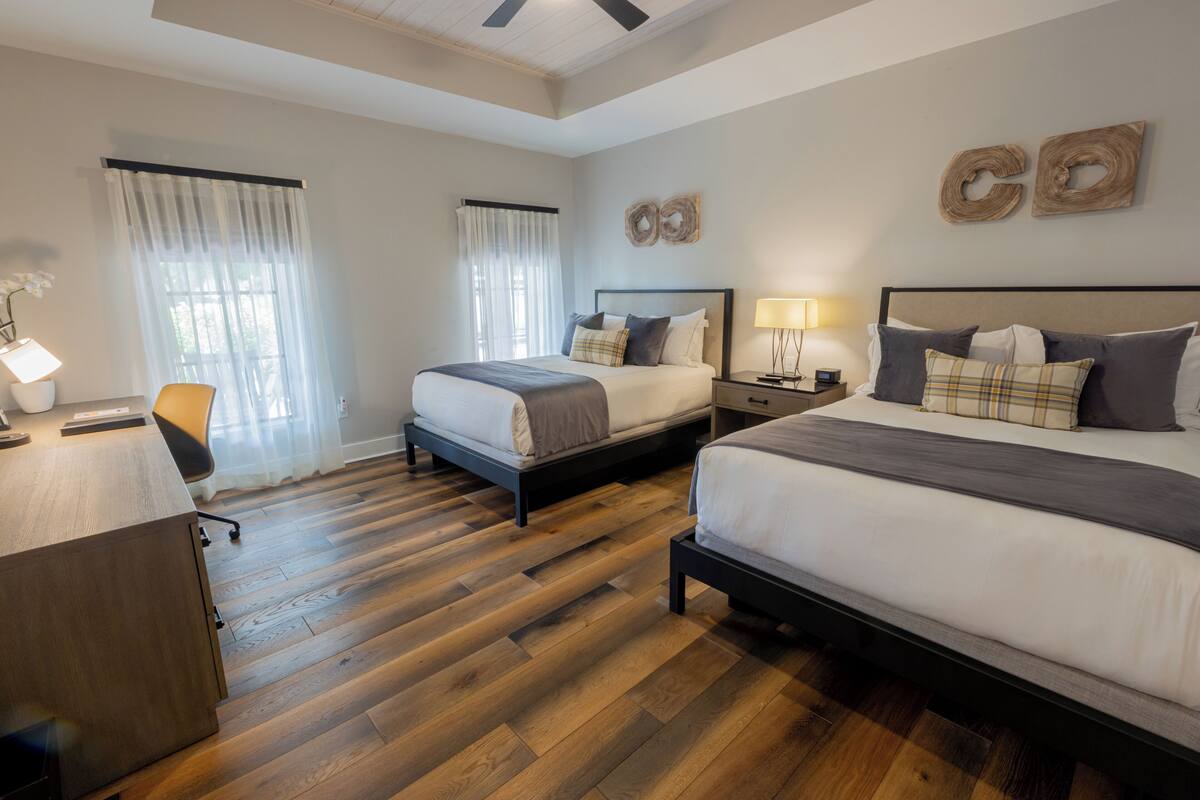 Brankas, tirai kedap cahaya, setrika/meja setrika, dan Wi-Fi gratis