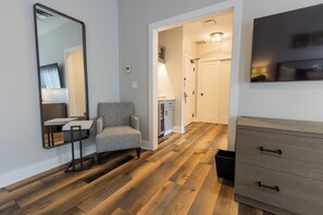 Brankas, tirai kedap cahaya, setrika/meja setrika, dan Wi-Fi gratis