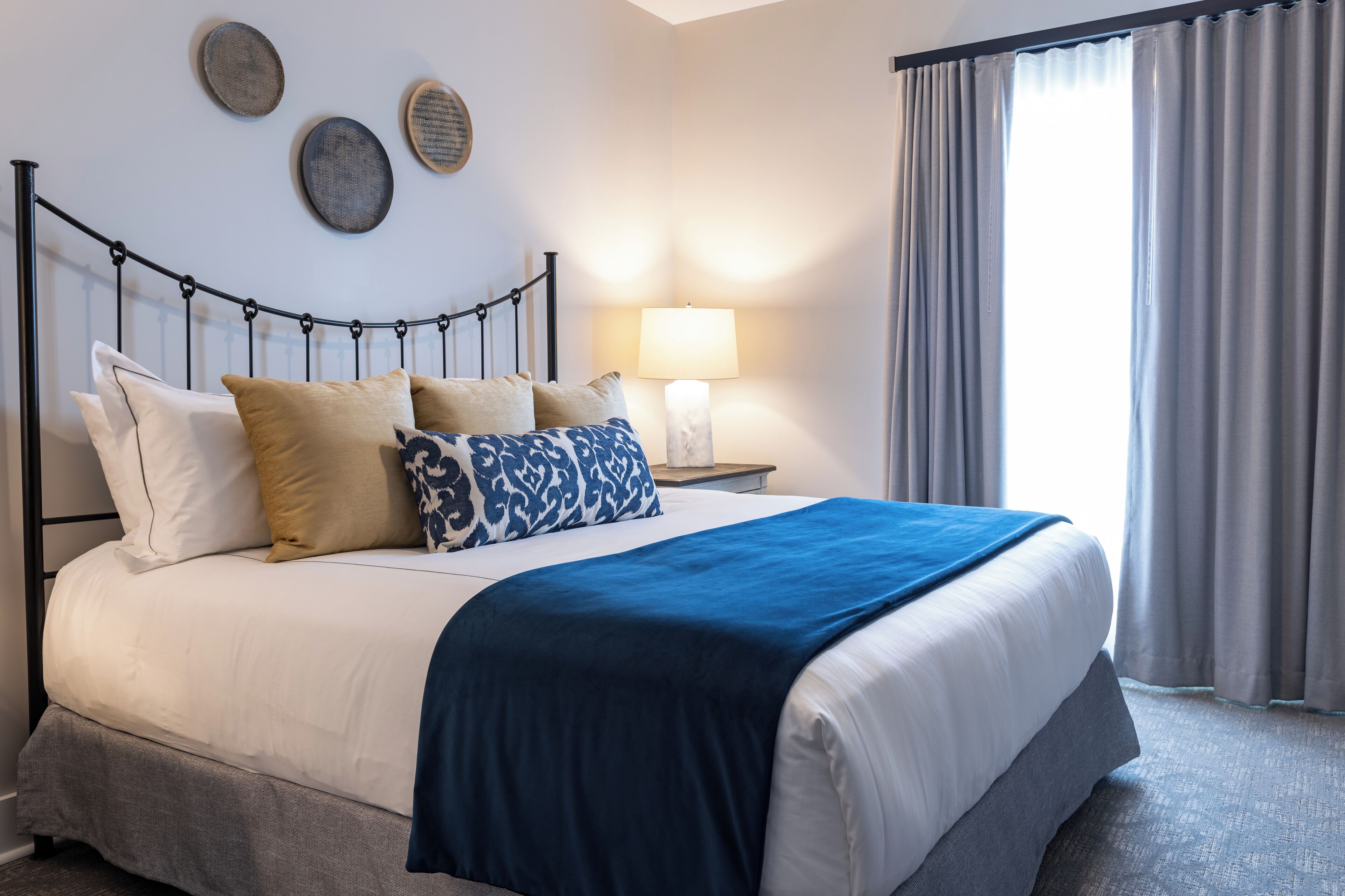 Studio Premium | Brankas, tirai kedap cahaya, setrika/meja setrika, dan Wi-Fi gratis