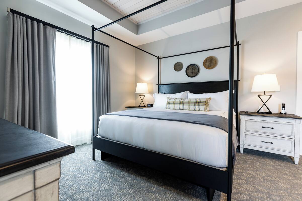 Kamar Double Premium | Brankas, tirai kedap cahaya, setrika/meja setrika, dan Wi-Fi gratis