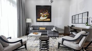 Camera Luxury | Una cassaforte in camera, tende oscuranti, ferro/asse da stiro