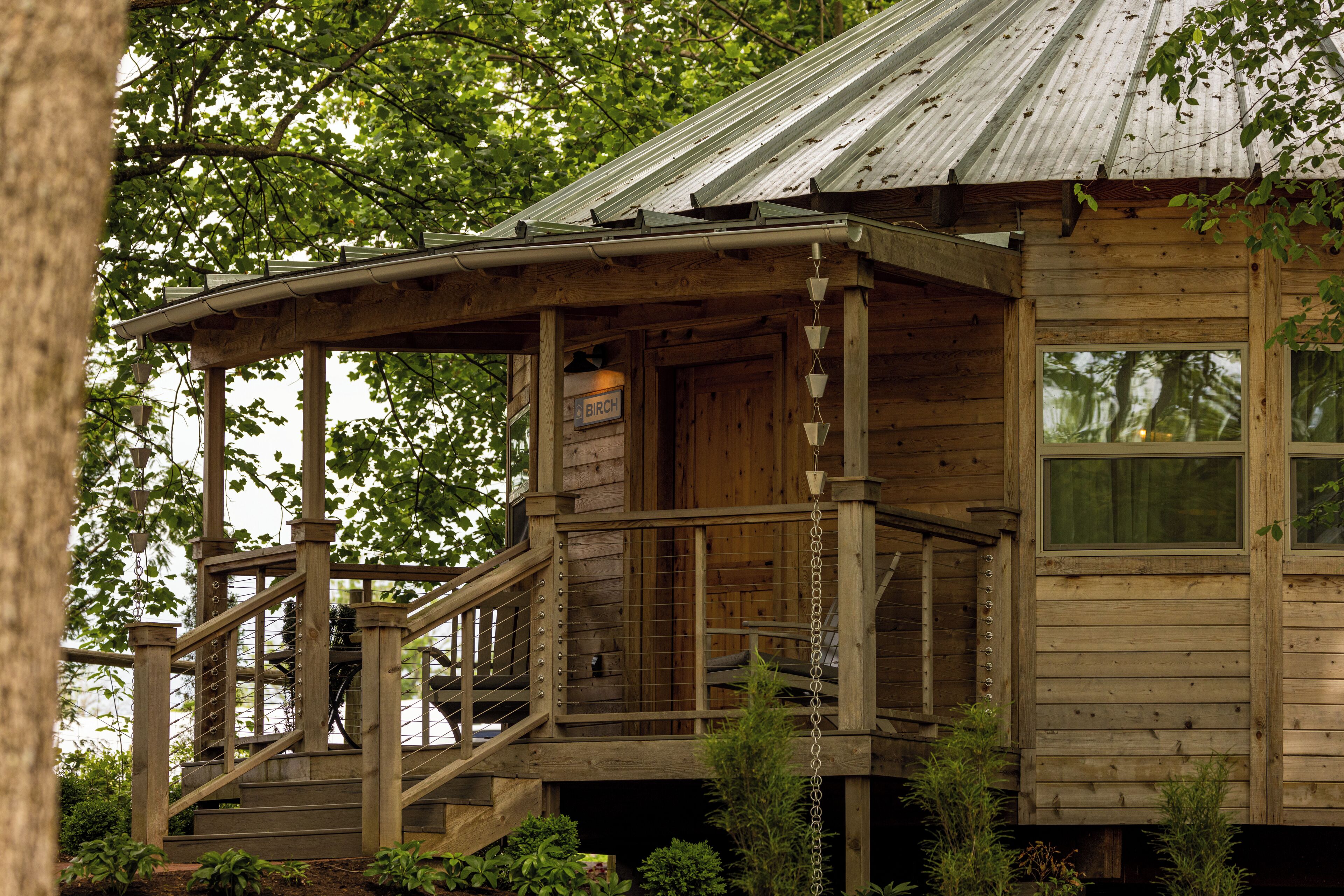 Värdeförvaringsskåp på rummet och mörkläggningsgardiner