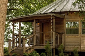 Safe på rommet, blendingsgardiner og strykejern/-brett