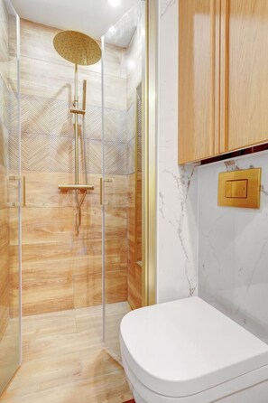 Shower, hair dryer, towels
