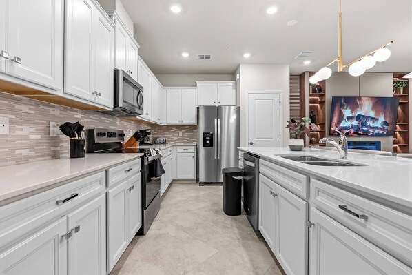 Mikrowelle, Ofen, Herdplatte, Geschirrspüler