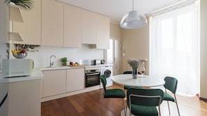 Appartement (1 Bedroom) | Cuisine privée | Micro-ondes, four, machine à expresso, bouilloire électrique