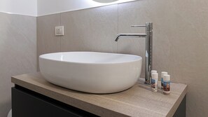 公寓 (1 Bedroom) | 浴室 | 淋浴设施、坐浴桶、毛巾