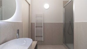 Appartement (1 Bedroom) | Salle de bain | Douche, bidet, serviettes fournies