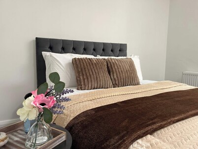 22 Guests - Edenderry Luxury Apartment Retreat