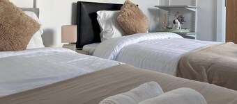 22 Guests - Edenderry Luxury Apartment Retreat