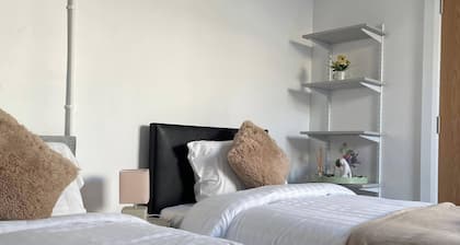 22 Guests - Edenderry Luxury Apartment Retreat