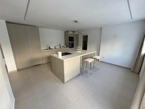 Micro-ondes, four, plaque de cuisson, lave-vaisselle