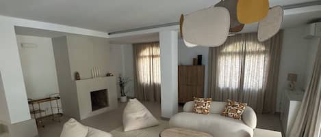 Una televisión, una chimenea