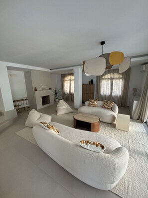 Télévision, cheminée