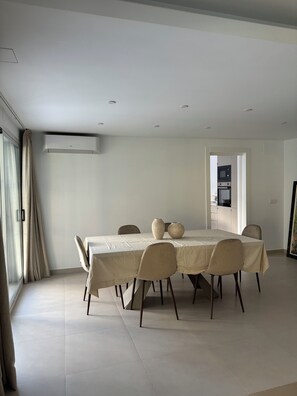 Dining - Villa Qi, a gorgeous fully renovated villa - 5 ensuite bedrooms. (Marbella)