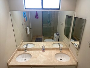 Bruser, hårtørrer, håndklæder, Sæbe