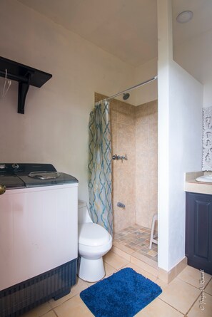 Shower, hair dryer, towels, soap - Escapada de Lujo en la Montaña; jacuzzi, vistas y air acondiciando (Jaco)