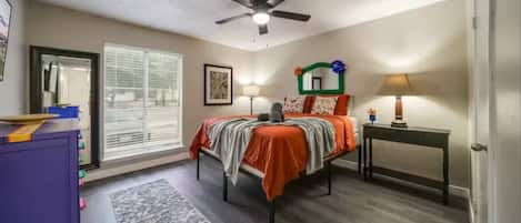 1 habitación, escritorio, tabla de planchar con plancha y cuna de viaje