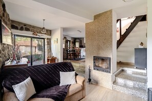 TV, fireplace - Holiday Home 'Real De Cima' with Mountain View, Wi-Fi and Air Conditioning (Fervença)