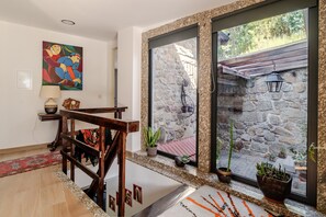 Interior - Holiday Home 'Real De Cima' with Mountain View, Wi-Fi and Air Conditioning (Fervença)