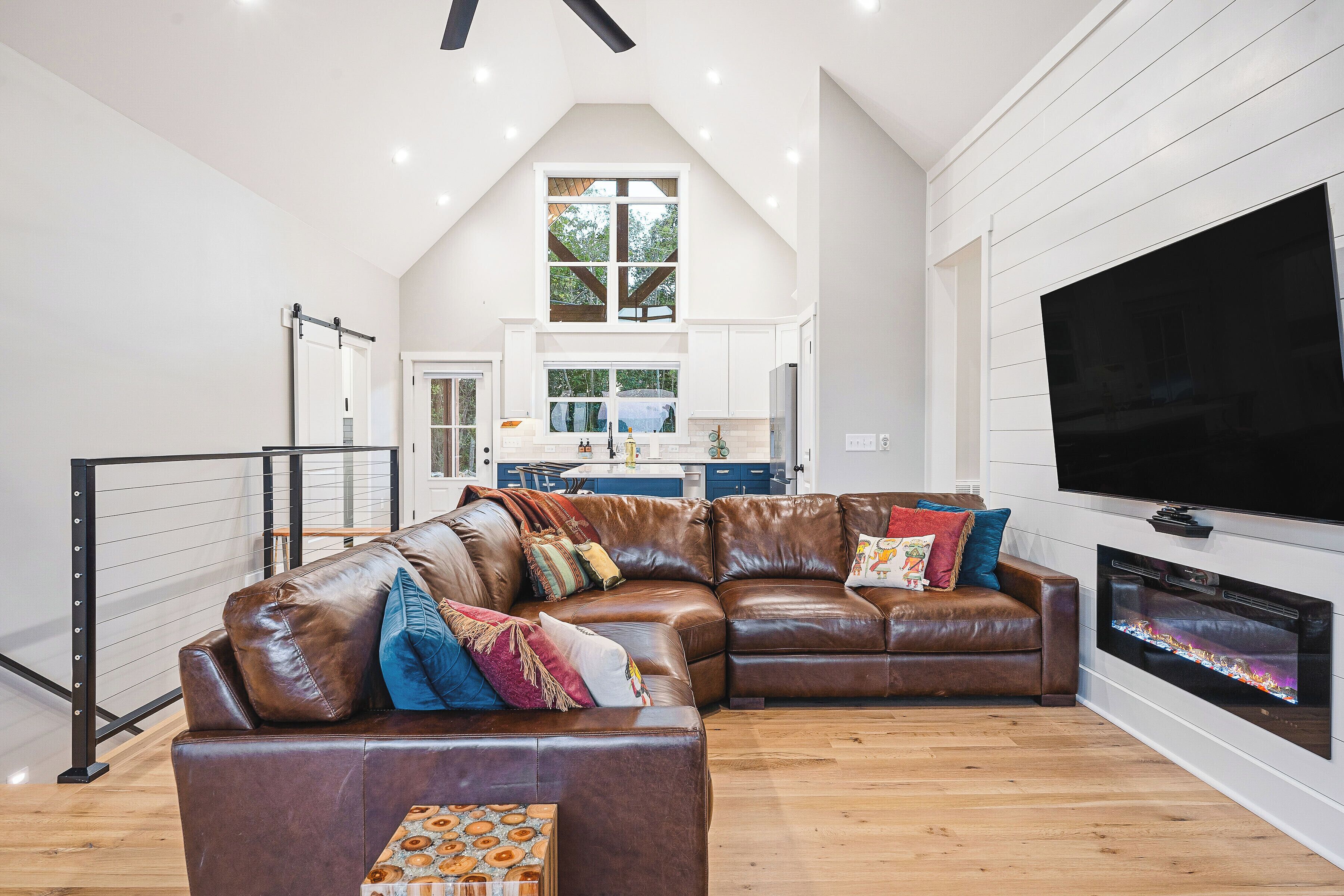 تلفزيون ذكي، مدفأة، كُتُب