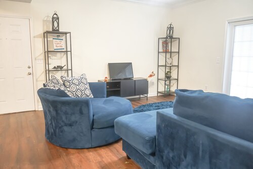 2-bedroom apartment in beautiful Huntsville with AC