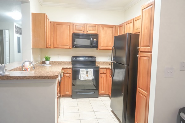 Een microgolfoven, een kookplaat, een vaatwasser