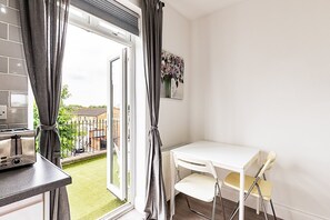 Exterior - North End Hideaway (London)