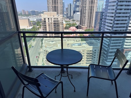 Outdoor dining. Modern 1-bedroom condo near Square One Mall Mississauga.