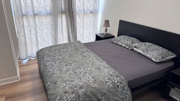 1 habitación, tabla de planchar con plancha, wifi y ropa de cama
