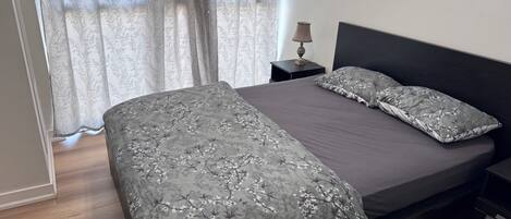 1 habitación, tabla de planchar con plancha, wifi y ropa de cama