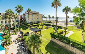 Property grounds - Family-Friendly 2 Bedroom 2 Bathroom Condo Poolside AND Gulf View in Galveston! (Galveston)