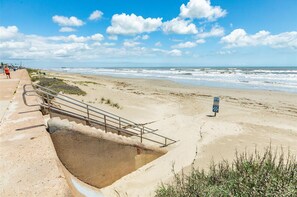 Chaises longues, serviettes de plage