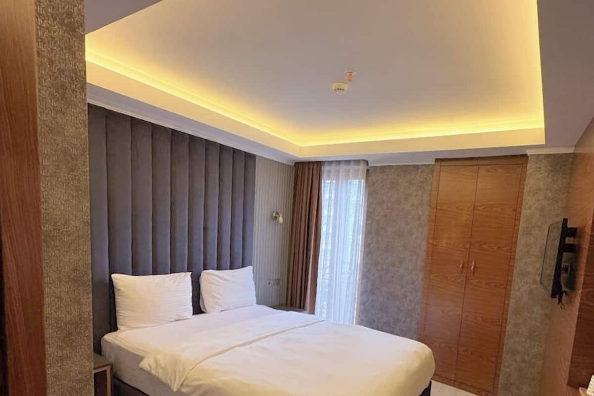 Standard Double Room Single Use, 1 Queen Bed, Balcony, City View | In-room safe, laptop workspace, iron/ironing board, free WiFi