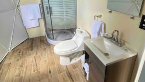 Ein Badezimmer mit Toilette, Waschbecken und Dusche.